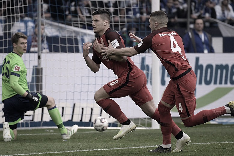 VAR entra em ação e garante vitória do Eintracht Frankfurt sobre Schalke na Bundesliga