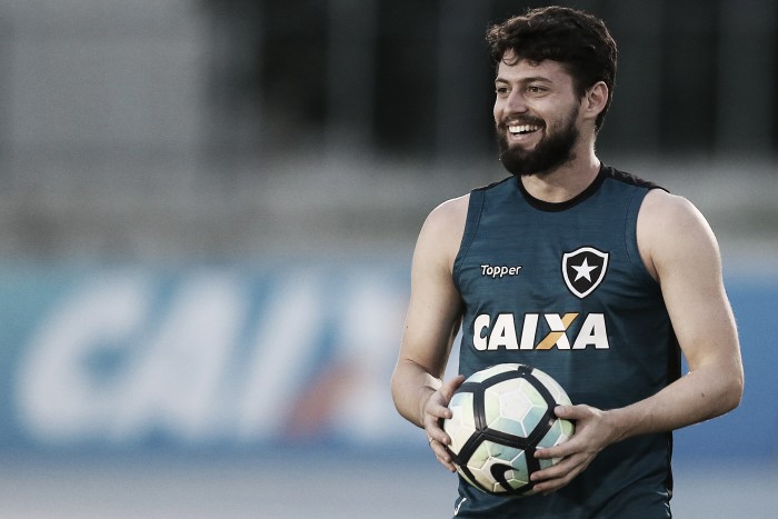 Recuado, João Paulo é mais participativo e ajuda Botafogo a conquistar vitória