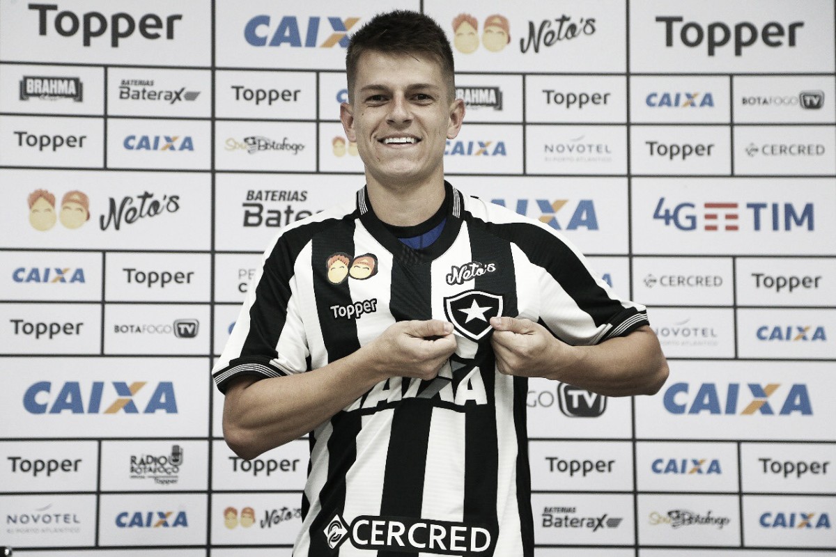 Após estreia, meia João Pedro é apresentado oficialmente no Botafogo: "Honrado de estar aqui"