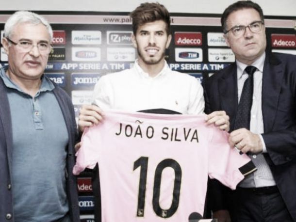 João Silva rescinde com Palermo e reforça Paços de Ferreira