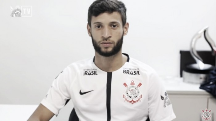 Juninho Capixaba celebra acerto com Corinthians: "Maior do Brasil"