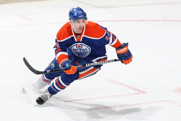 Justin Schultz seguirá un año más en los Oilers