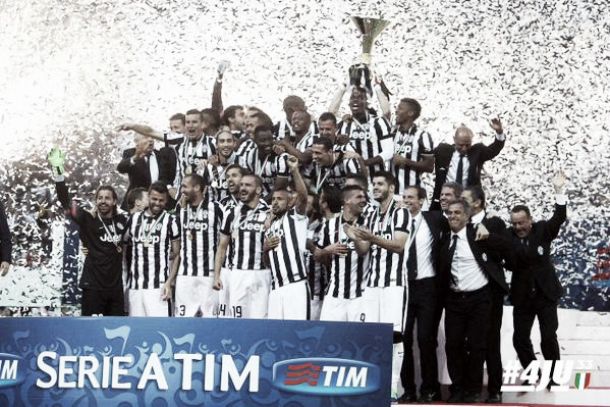 Juventus derrota Napoli em dia de entrega de taça e completa alegria da torcida