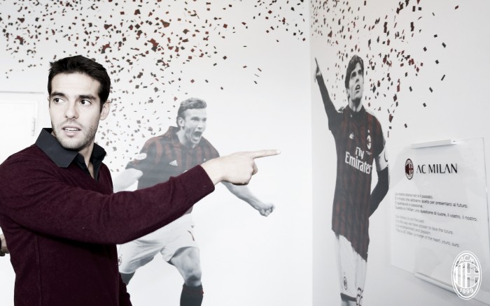 Kaká visita sede do Milan e fala sobre possível cargo na diretoria do clube