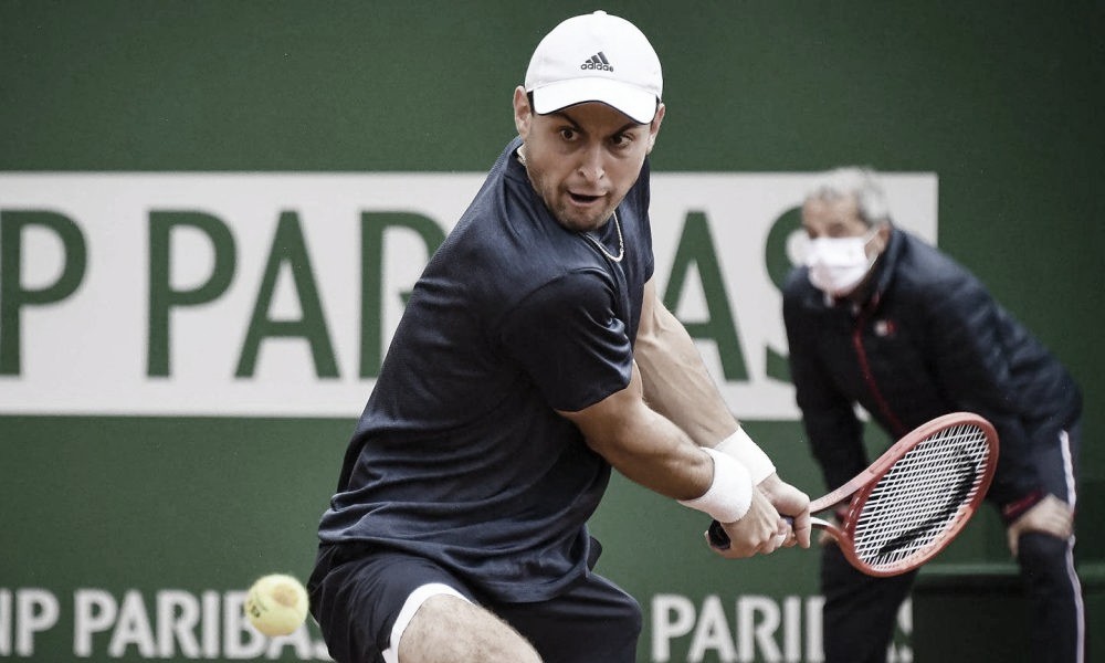 Em jogo interrompido pela chuva, Karatsev supera Musetti na estreia em Monte Carlo Em jogo interrompido pela chuva, Karatsev supera Musetti na estreia em Monte Carlo