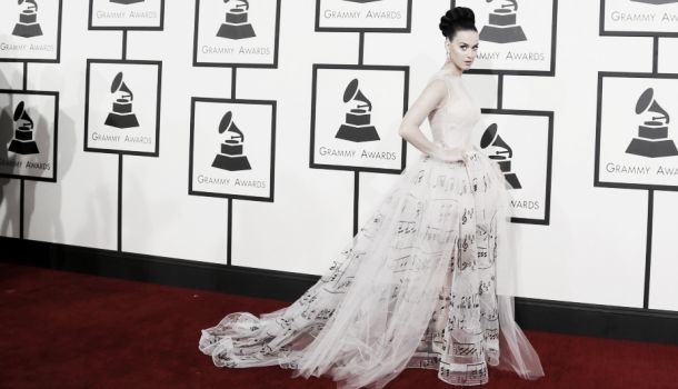 La alfombra roja de los premios Grammy se inunda de blanco