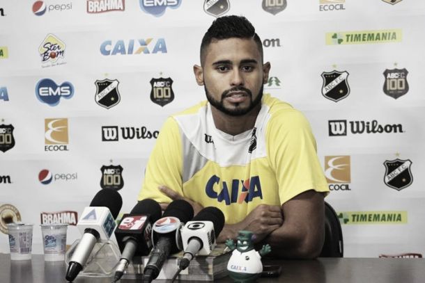 Atacante Kayke reconhece atuação ruim do ABC na derrota para Ceará