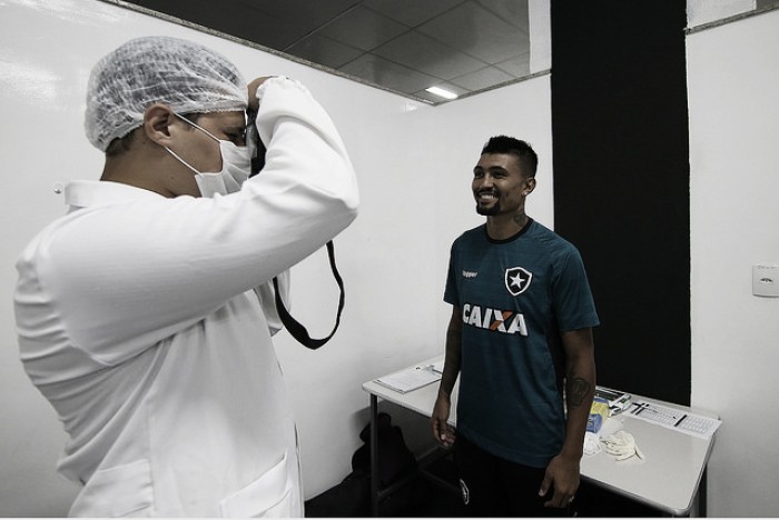Oficializado pelo Botafogo, Kieza comemora realização de sonho do pai