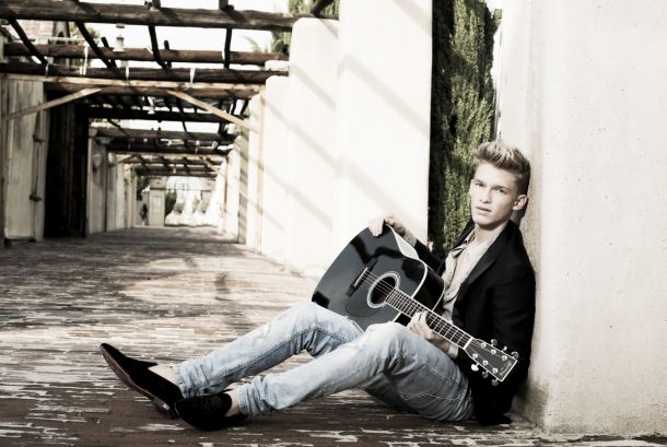 Cody Simpson estrena 'Flower' con la ayuda de Miley Cyrus