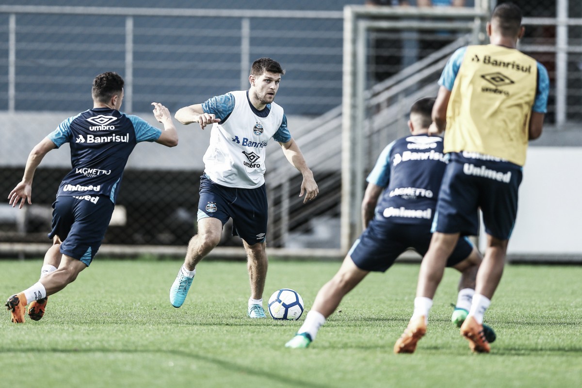 Recuperado de virose, zagueiro Kannemann retorna aos treinos no Grêmio