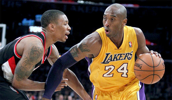 Com grande atuação de Kobe Bryant, Lakers vence Blazers e se aproxima dos playoffs Com grande atuação de Kobe Bryant, Lakers vence Blazers e se aproxima dos playoffs
