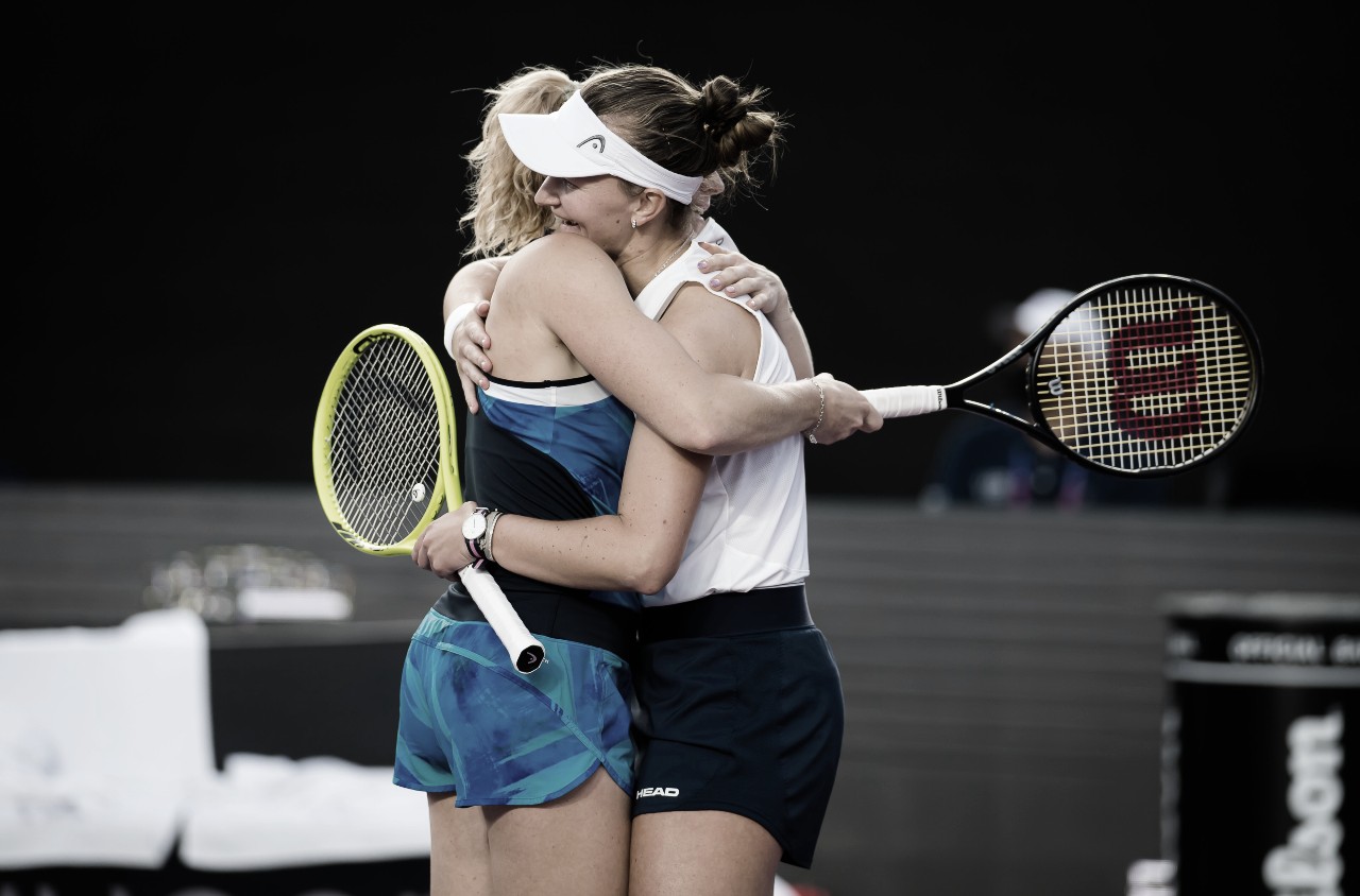 Krejcikova/Siniakova passam por Hsieh/Mertens na decisão do WTA Finals e coroam 2021 espetacular