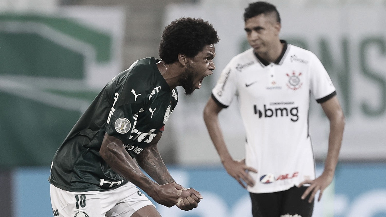 Palmeiras goleia Corinthians no dérbi e se aproxima de líderes no Brasileirão