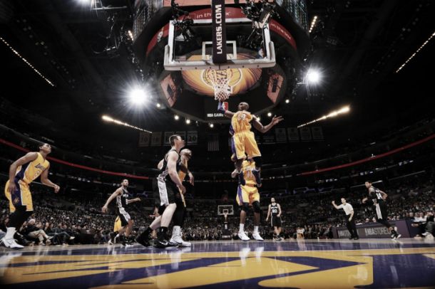 Los Spurs sentencian el peor arranque de los Lakers