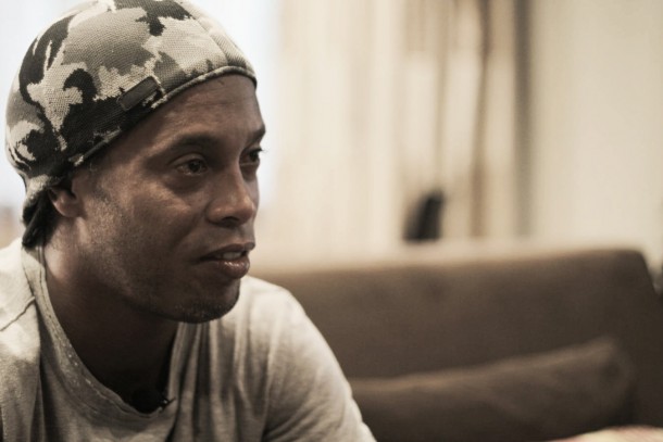 Ronaldinho exalta Neymar: "É uma alegria ver outro brasileiro fazendo história"