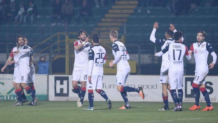 Serie B: il Cagliari si impone 1-2 al Partenio conquistando il momentaneo primo posto