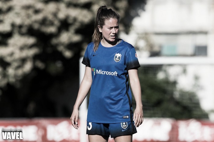 Lauren Barnes re-signs with Seattle Reign FC