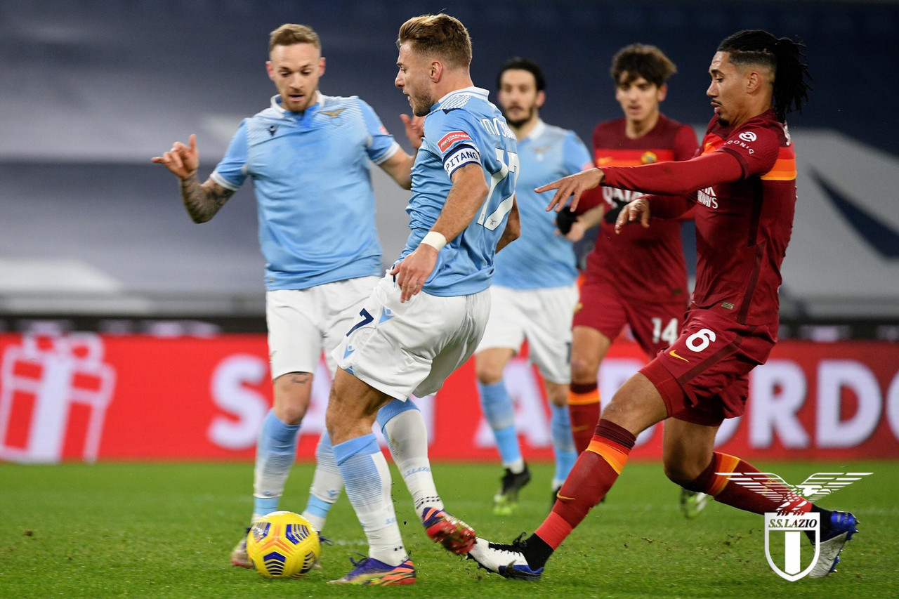 Serie A - Derby senza storia: la Lazio travolge la Roma 3-0