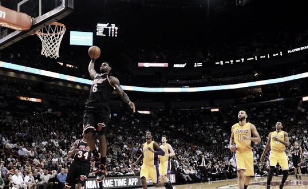 Bosh e LeBron dominam, e Heat vence Lakers