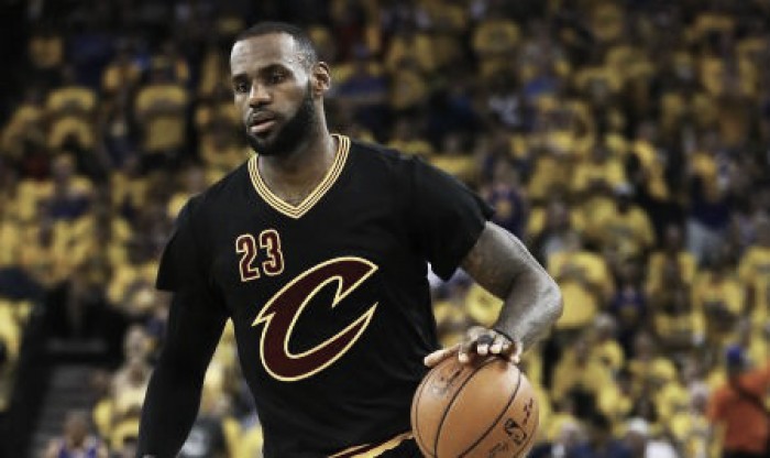 Nba, LeBron James rinnova con i Cavs per cento milioni fino al 2019