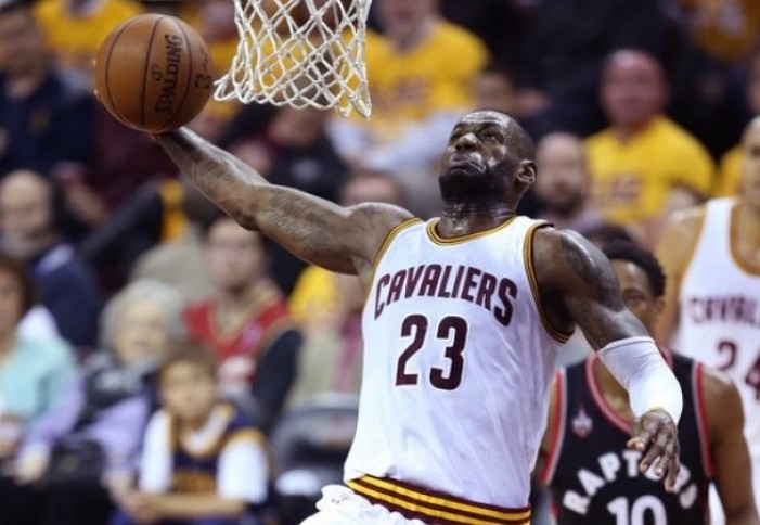 NBA - Cleveland riprende da dove aveva lasciato: Irving e James travolgono Toronto