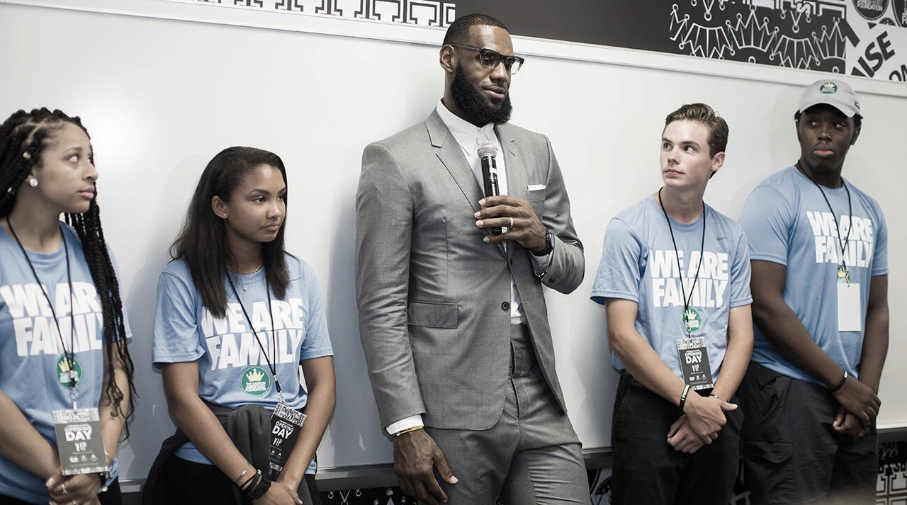 LeBron James gana el premio de NBA Cares por apoyo a la comunidad LeBron James gana el premio de NBA Cares por apoyo a la comunidad