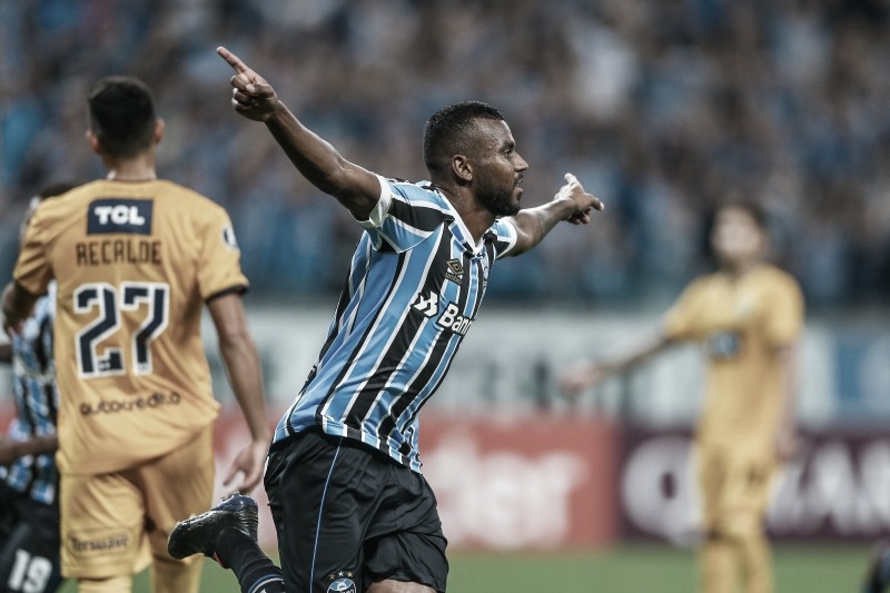 Lateral Leonardo Gomes, do Grêmio, passa por nova cirurgia no joelho direito Lateral Leonardo Gomes, do Grêmio, passa por nova cirurgia no joelho direito