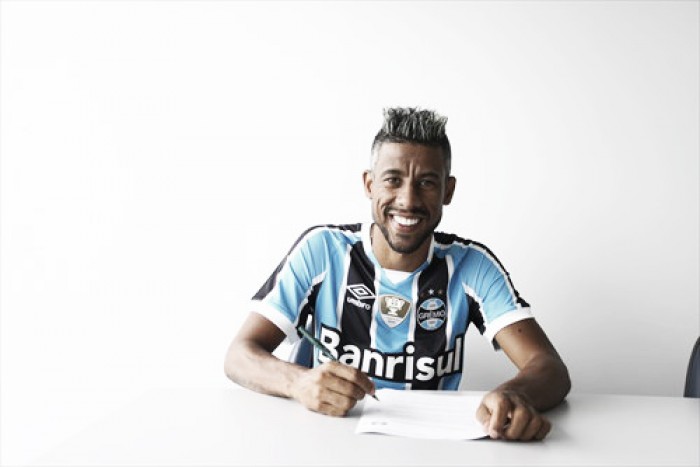 Grêmio anuncia lateral Léo Moura como segundo reforço para 2017