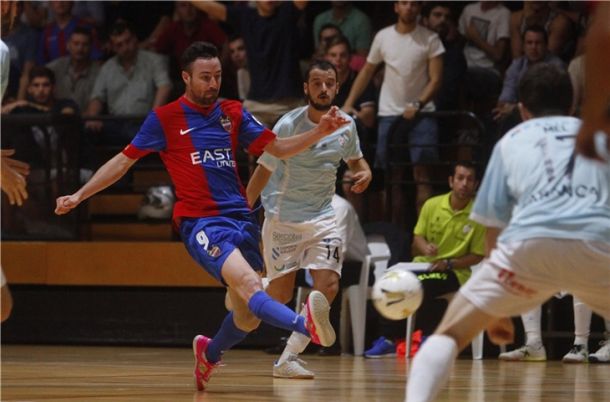 Levante UD DM sale de la UVI y deja a Santiago Futsal en ella