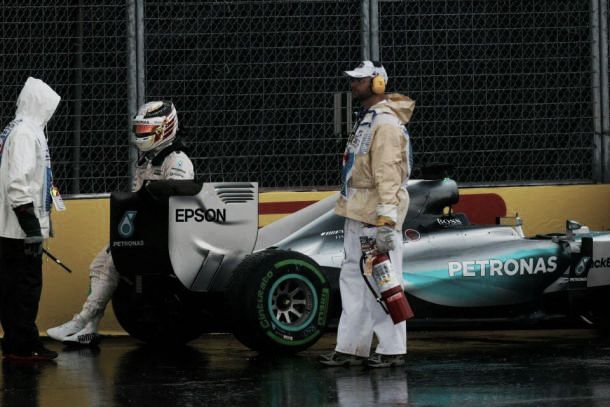 Libere 2 rovinate dalla pioggia: Hamilton 1° col botto, ma la Ferrari è in agguato
