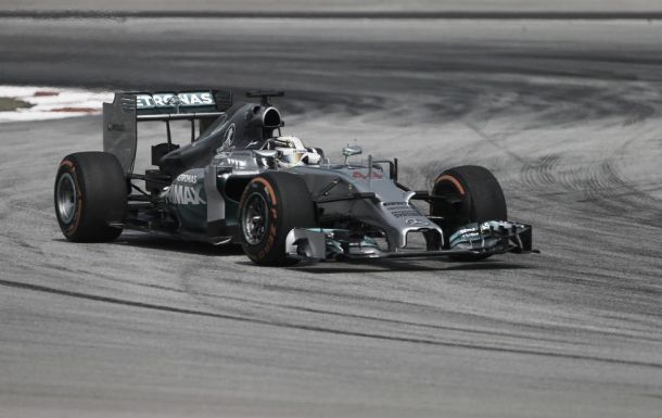 Lewis Hamilton lidera los primeros libres en el Gran Premio de Malasia