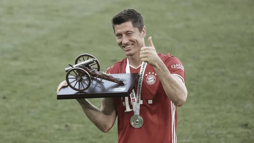 Lewandowski comemora artilharia e Müller desabafa sobre conquista Lewandowski comemora artilharia e Müller desabafa sobre conquista