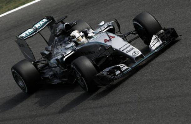 Lewis Hamilton domina contra los elementos