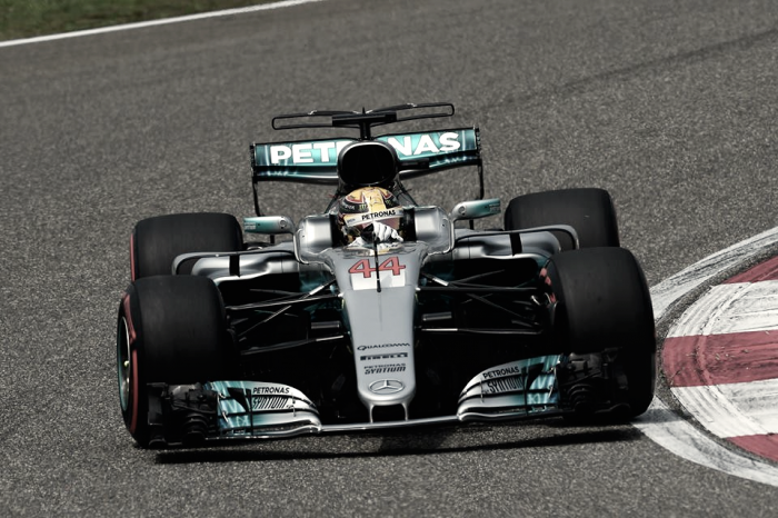 Lewis Hamilton resiste à pressão da Ferrari e crava pole position na China