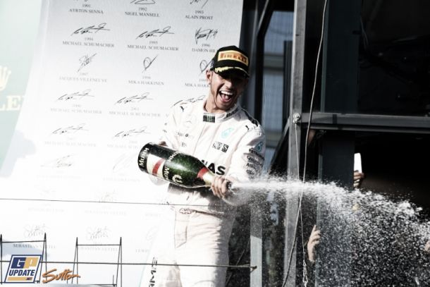 Lewis Hamilton reina en el caos de Melbourne