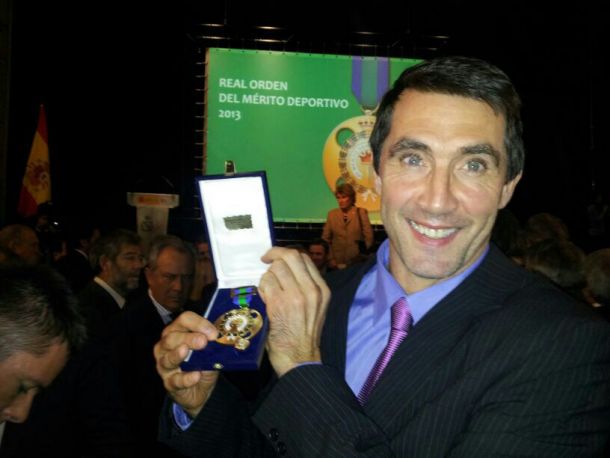 Mateo Garralda recibe su medalla al Mérito Deportivo