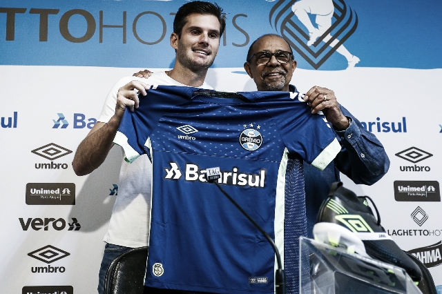 Goleiro Júlio Cesar é apresentado pelo Grêmio Goleiro Júlio Cesar é apresentado pelo Grêmio
