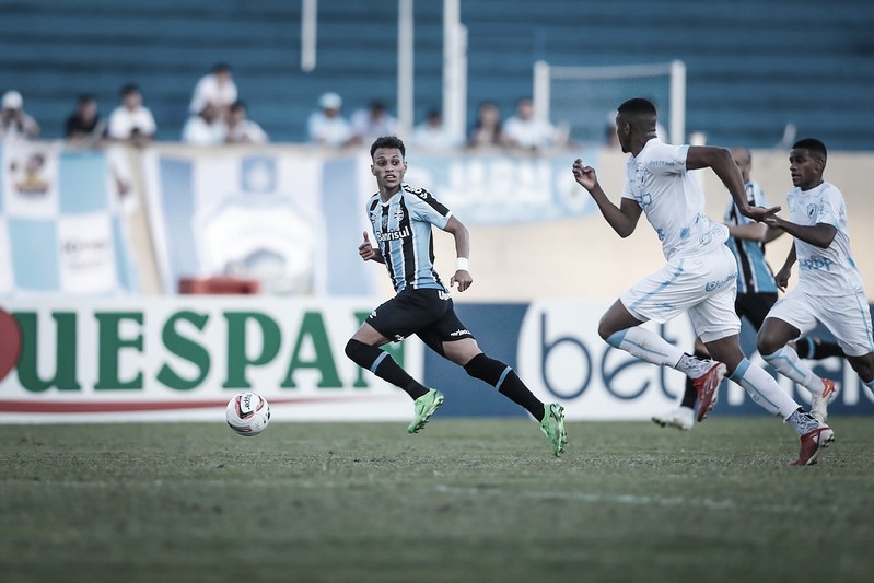 Grêmio sai na frente, mas deixa escapar vitória contra o Londrina no fim