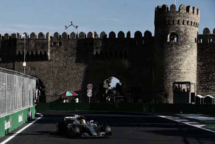 Lewis Hamilton vuela por las calles de Bakú y consigue la Pole