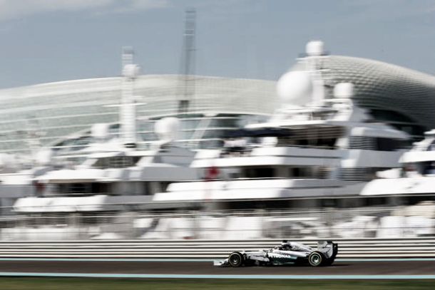 Lewis Hamilton da la primera estocada el campeonato