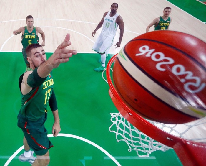 Rio 2016, basket - La Lituania sfiora l'harakiri, ma batte un eroico Brasile