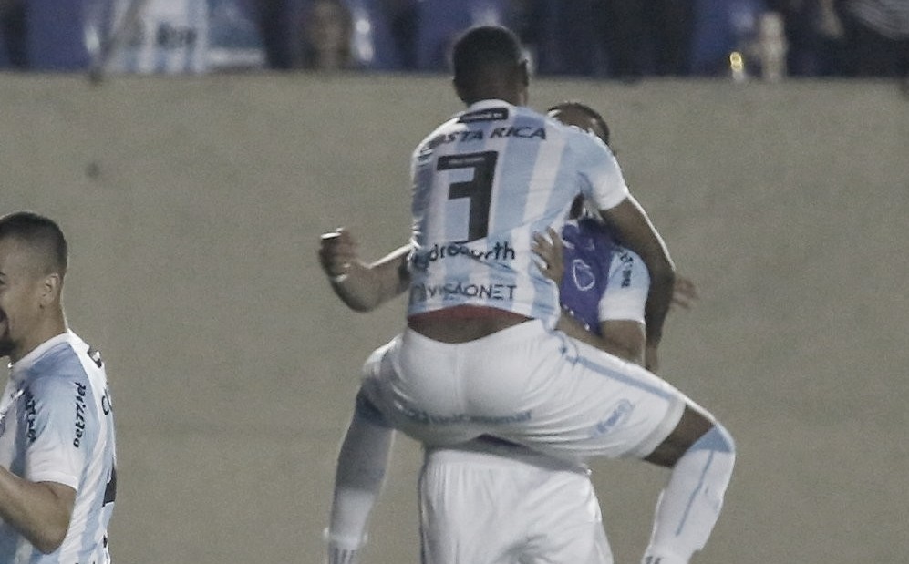 Em jogo polêmico, Londrina derrota Chapecoense e cola no G-4 da Série B