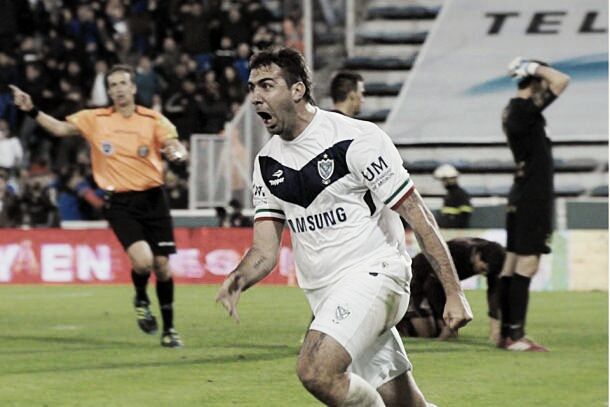 Com gol de Pratto, Vélez vence Lanús e assume a liderança do Torneo de Transición