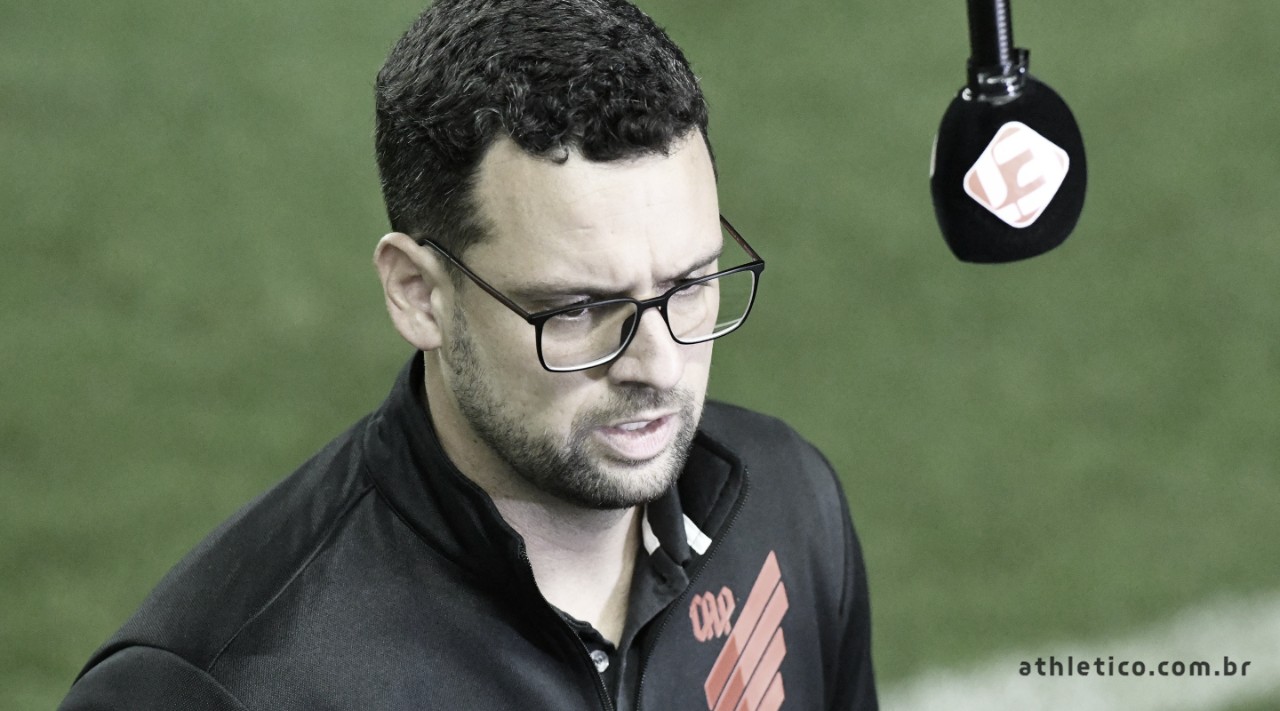 Auxiliar Lucas Silvestre lamenta erros na Vila Belmiro e foca na sequência do Athletico