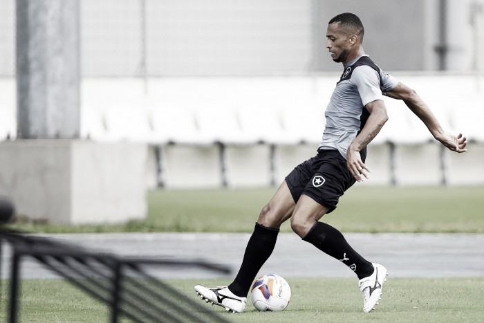 Botafogo reintegra lateral Luís Ricardo ao elenco após fim de empréstimo junto ao São Paulo