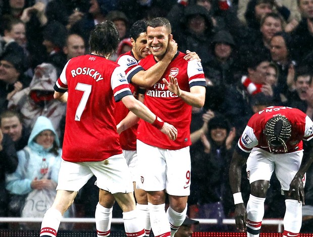 Podolski marca dois, Arsenal goleia e rebaixa do Wigan