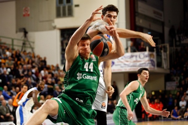 Eurolega - Sassari non trova la luce in fondo al tunnel, Darussafaka corsaro