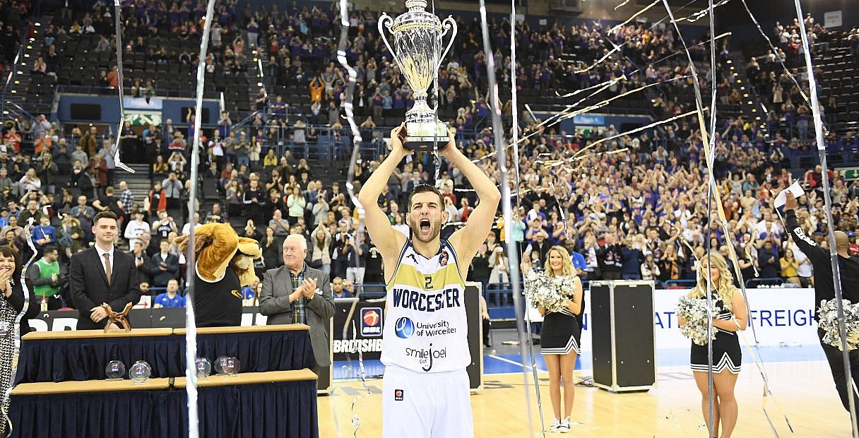 Maarten Bouwknecht re-signs for the Worcester Wolves