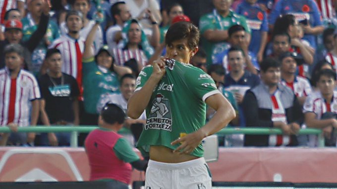 León vence a Chivas con doblete de Macías