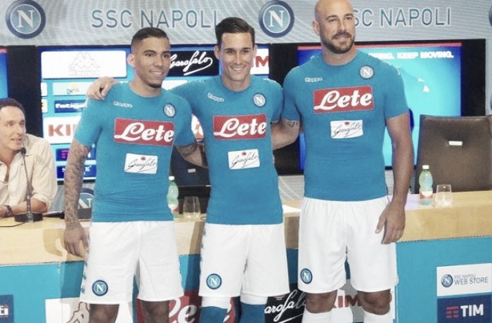 Il Napoli mostra le nuove maglie. Callejon: "Scudetto? Noi più vicini alla Juventus"